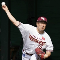 Masahiro Tanaka pitches in the bullpen during spring camp in Kin, Okinawa Prefecture. | KYODO