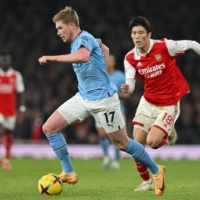 Manchester City's Kevin de Bruyne controls the ball in front of Arsenal's Takehiro Tomiyasu during their Premier League match in London on Wednesday. | AFP-JIJI