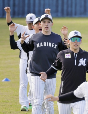 Marines pitcher Roki Sasaki (center) works out with teammates on the first day of Nippon Professional Baseball's spring training in Ishigaki, Okinawa Prefecture, on Wednesday. | KYODO