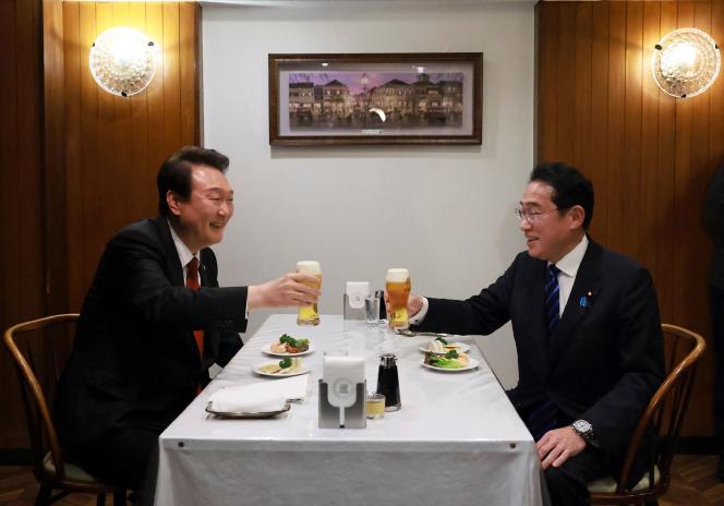 Le président sud-coréen, Yoon Seok-youl (à gauche), et le premier ministre du Japon, Fumio Kishida, dans un restaurant de Tokyo, le 16 mars 2023. 