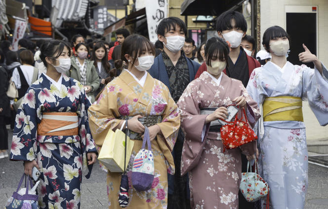 Dans une rue de Tokyo, le 13 mars 2023, jour où le gouvernement japonais a retiré sa recommandation de porter le masque.