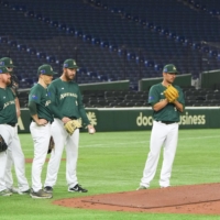 Team Australia practices at Tokyo Dome ahead of its WBC quarterfinal against Cuba on Tuesday. | KYODO
