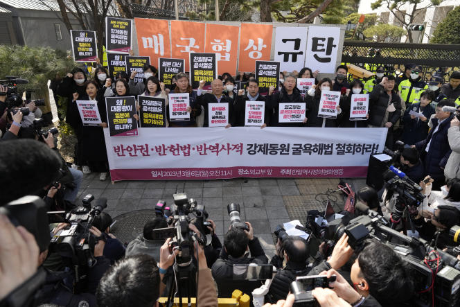 Des membres de groupes civiques se rassemblent devant le ministère des affaires étrangères à Séoul contre l’annonce par le gouvernement sud-coréen d’un plan sur la question de l’indemnisation des travailleurs forcés, , le 6 mars 2023.