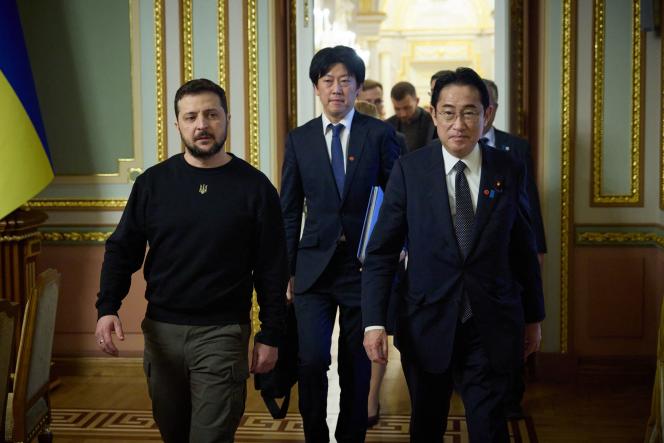 Le président ukrainien Volodymyr Zelensky (à gauche) et le premier ministre japonais Fumio Kishida (à droite) au Palais Mariinsky, à Kiev, le 21 mars 2023.