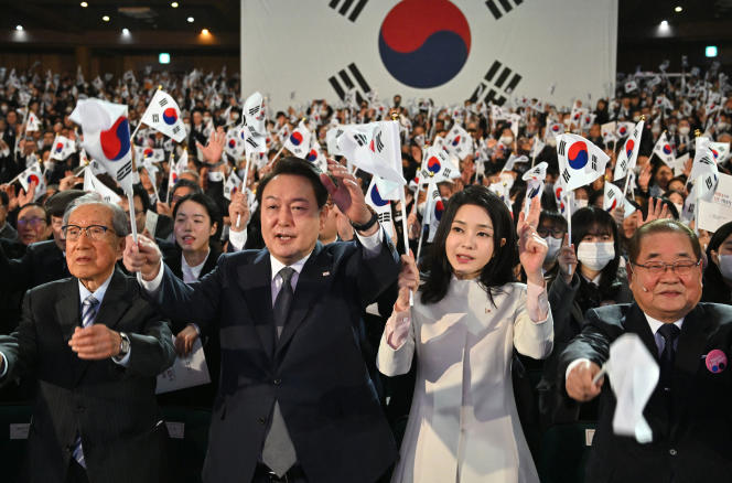 Le président sud-coréen, Yoon Seok-youl (deuxième en partant de la gauche), et son épouse, Kim Keon-hee, lors d’une cérémonie marquant le 104e anniversaire du mouvement d’indépendance contre la colonisation nippone, à Séoul, le 1er mars 2023. 