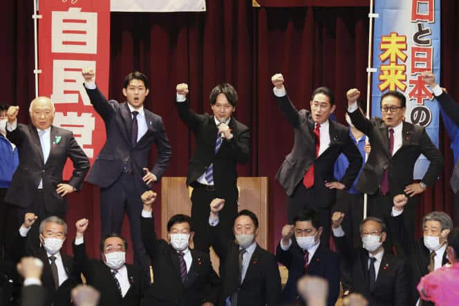 Lors d’un rassemblement organisé par Nobuchiyo Kishi (deuxième à gauche sur l’estrade), avec le premier ministre japonais, Fumio Kishida (deuxième en partant de la droite), à Iwakuni (Japon), le 5 mars. 