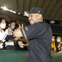 Outfielder Louis Okoye has nine hits in his first six games with the Giants. | KYODO
