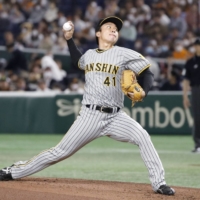 Tigers starter Shoki Murakami pitches against the Giants during their game at Tokyo Dome on Wednesday. | KYODO
