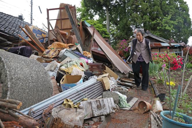 Des habitants inspectent leur maison leur effrondrement à la suite d’un tremblement de terre de magnitude 6,5, qui a frappé le centre du Japon la veille, dans la ville de Suzu, préfecture d’Ishikawa, le 6 mai 2023. 