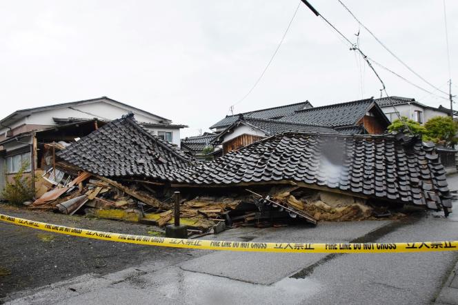 Un bâtiment est photographié le lendemain de son effondrement à la suite du séisme, dans la ville de Suzu, préfecture d’Ishikawa, le 6 mai 2023.