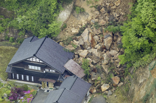 Un glissement de terrain causé par le tremblement de terre de vendredi dans ville de Suzu, préfecture d’Ishikawa, au centre du Japon, samedi 6 mai 2023. 