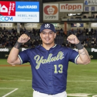 The Swallows' Jose Osuna hit a pair of home runs during his team's win over the Giants at Tokyo Dome on Tuesday. | KYODO