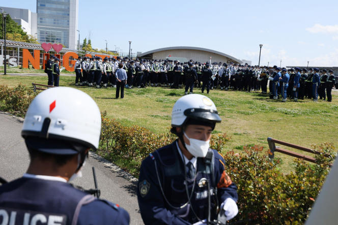 Des policiers se préparent pour le G7 aux abords du site Toki Messe à Niigata (Japon), le 11 mai 2023.