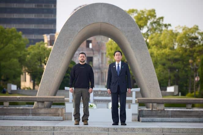 Le président ukrainien, Volodymyr Zelensky, et le premier ministre japonais, Fumio Kishida, le 21 mai 2023, au parc du Mémorial de la paix d’Hiroshima (photo transmise par la présidence ukrainienne). 