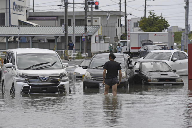 Une rue inondée après le passage de la tempête Mawar, le 2 juin dans la ville de Toyokawa, au Japon.
