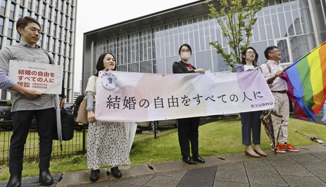 Des avocats brandissent une pancarte réclament « liberté du mariage pour tous » devant le tribunal de Fukuoka, le 8 juin.