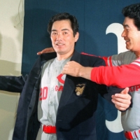 Manabu Kitabeppu receives a blazer to celebrate the 200th win of his career in July 1992. | KYODO