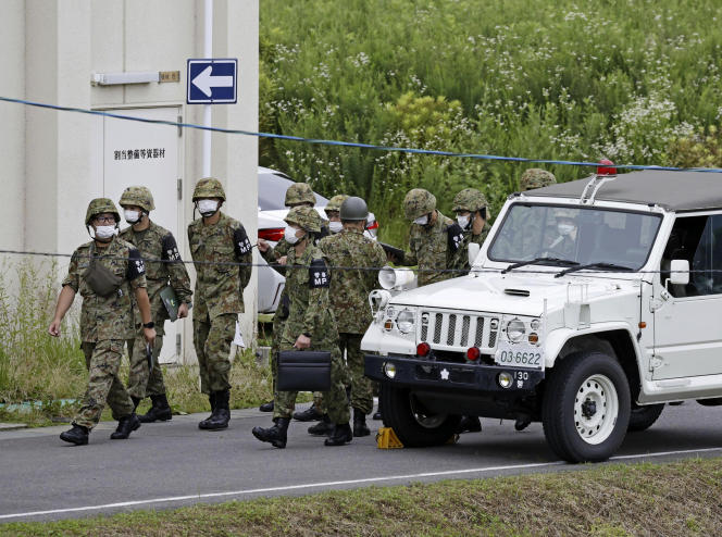 Des membres des Forces japonaises d’autodéfense sur la base militaire de Gifu, après la fusillade meurtrière, le 14 juin 2023. 