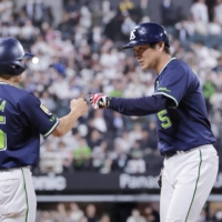 Shinjo Kawabata (right) finished 3-for-5 for the Swallows in their win over the Fighters in Kitahiroshima, Hokkaido, on Thursday. | KYODO