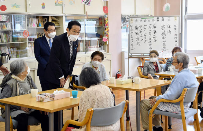 Le premier ministre japonais, Fumio Kishida, visite une maison de retraite à Tokyo, le 19 mai 2022.