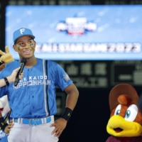 
　最優秀選手に選ばれ、インタビューに応じる全パ・万波＝マツダ