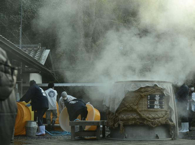 Des brasseurs fabriquant du bodaimoto, à Syoryakuji, Nara, le 9 janvier 2023.