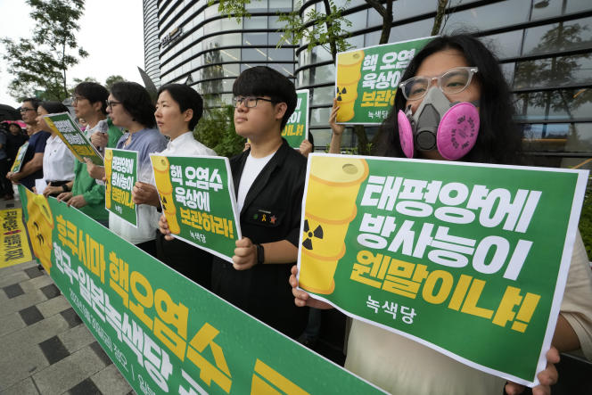 Manifestation contre la décision du gouvernement japonais de rejeter des eaux usées provenant de Fukushima, près d’un bâtiment abritant l’ambassade du Japon à Séoul, le 30 juin 2023. Les panneaux indiquent « Eau radioactive dans les installations souterraines ».
