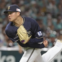 Orix's Shumpeita Yamashita pitches against the Hawks at PayPay Dome in Fukuoka on Monday. | KYODO