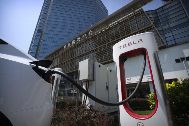 Une voiture Tesla en charge à Pékin, en juin 2023.