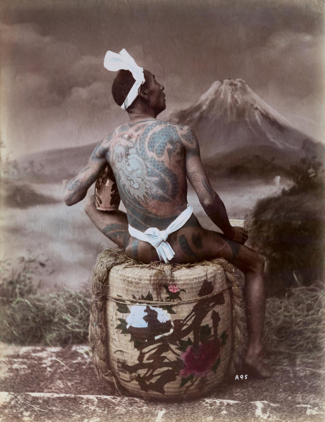 Photographie d’Adolfo Farsari (1841-1898), représentant un homme tatoué, au Japon, pendant l’ère Meiji (1868-1912).