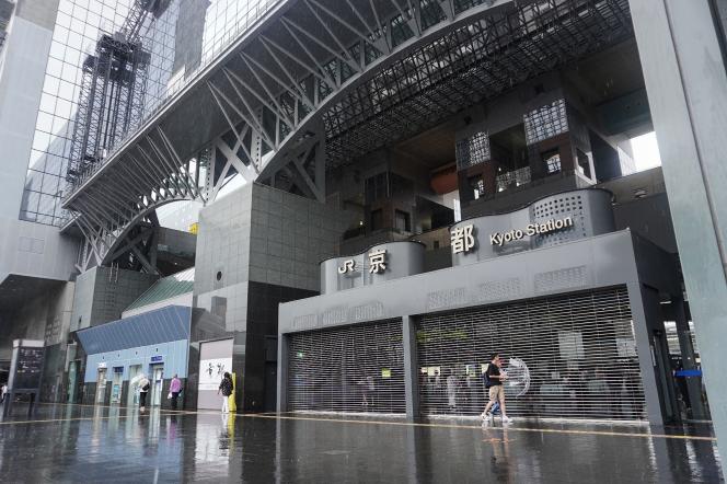 La gare principale de Kyoto, dans le centre-ville, est partiellement fermée, le 15 août 2023.