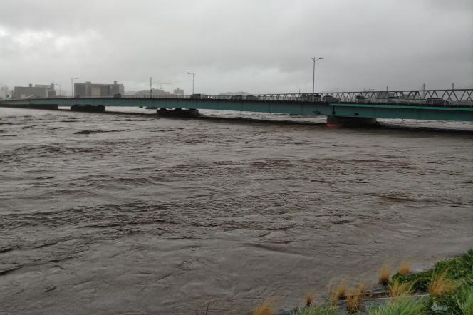 La rivière Sendai, gonflée par de fortes pluies, dans la ville de Tottori, préfecture de Tottori, le 15 août 2023.