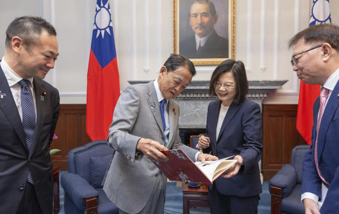 La présidente de Taïwan, Tsai Ing-wen, et le vice-président du Parti libéral démocrate, Taro Aso, à Taipei, le 8 août 2023.