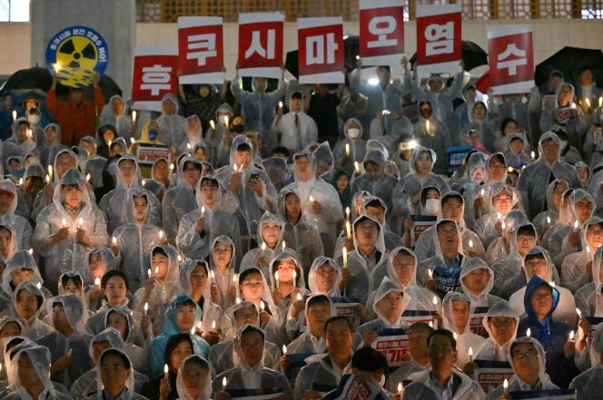 Rassemblement contre le projet du Japon de rejeter les eaux traitées de la centrale nucléaire de Fukushima dans l’océan, devant l’Assemblée nationale à Séoul, le 23 août 2023.