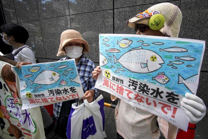 Manifestation devant le siège de Tepco à Tokyo, Japon, le 24 août 2023.