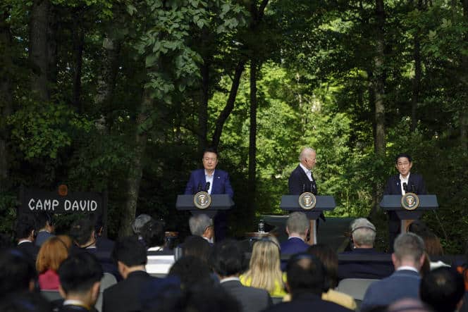  Joe Biden (au centre) avec le président sud-coréen, Yoon&nbsp;Seok-youl, à gauche, et le premier ministre japonais, Fumio Kishida, à Camp David (Etats-Unis), le 18&nbsp;août&nbsp;2023.