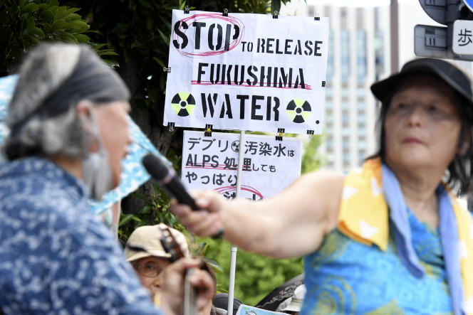 Des manifestants organisent un rassemblement contre le rejet d’eau radioactive traitée provenant de la centrale nucléaire endommagée de Fukushima, devant le bureau du premier ministre japonais, vendredi 25 août 2023, à Tokyo (Japon).