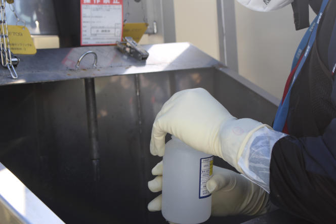 Le premier échantillon d’eau traitée après dilution avec de l’eau de mer, à la centrale nucléaire de Fukushima-Daiichi à Fukushima, dans le nord du Japon, jeudi 24 août 2023. 