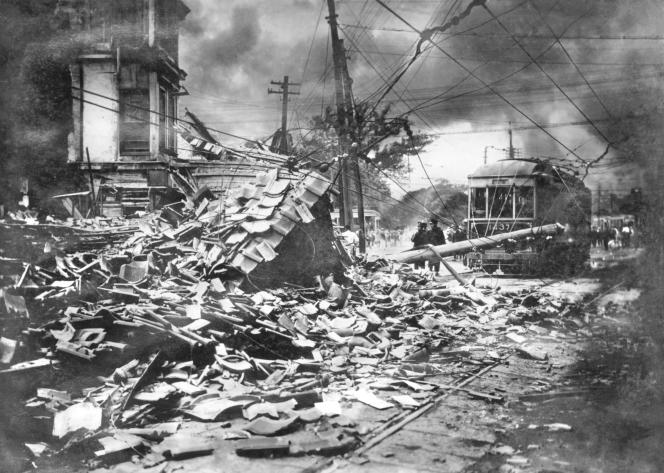 Une rue de Tokyo, après le tremblement de terre survenu le 1er septembre 1923.