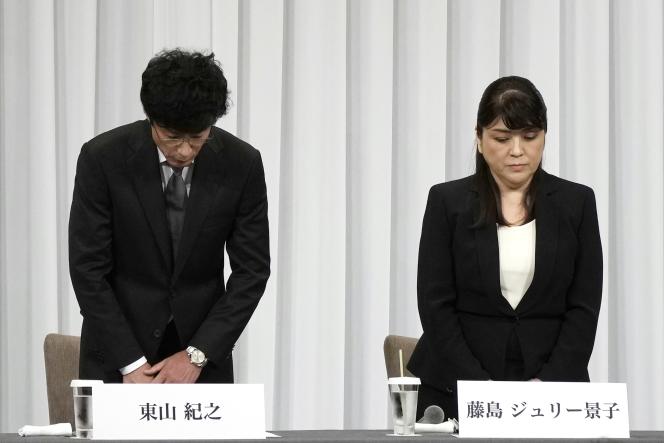 Julie Keiko Fujishima, à droite, présidente sortante de la société de divertissement Johnny & Associates, et le nouveau président de la société, Noriyuki Higashiyama, à gauche, saluent lors d’une conférence de presse jeudi 7 septembre 2023, à Tokyo.