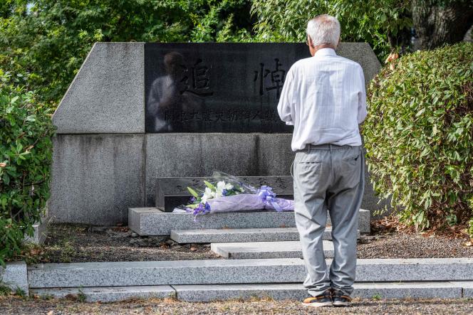 Devant le mémorial en hommage aux Coréens massacrés en 1923, le 6 août 2023, à Tokyo.