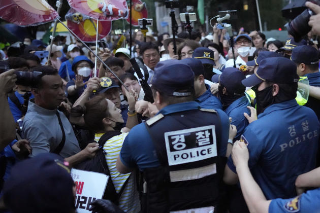 Des manifestants face à des policiers avant un rassemblement pour demander l’annulation de la décision du gouvernement japonais, à Séoul, en Corée du Sud, mardi 22 août 2023. 