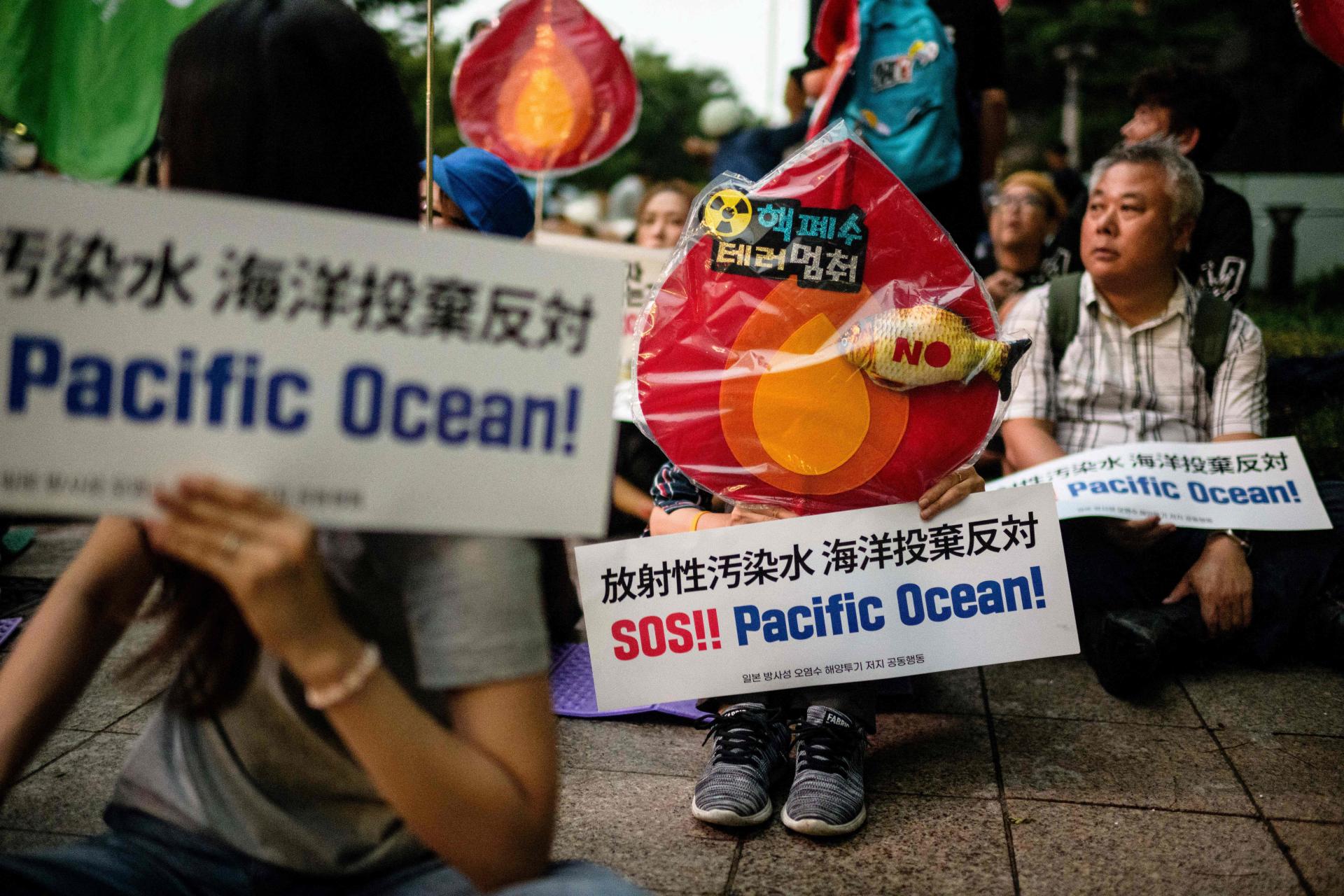 Lors d’une manifestation contre le déversement des eaux usées de la centrale nucléaire japonaise accidentée de Fukushima dans le Pacifique, devant l’hôtel de ville de Séoul, le 22 août 2023, après que le premier ministre nippon, Fumio Kishida, a annoncé que l’opération commencerait le 24 août.