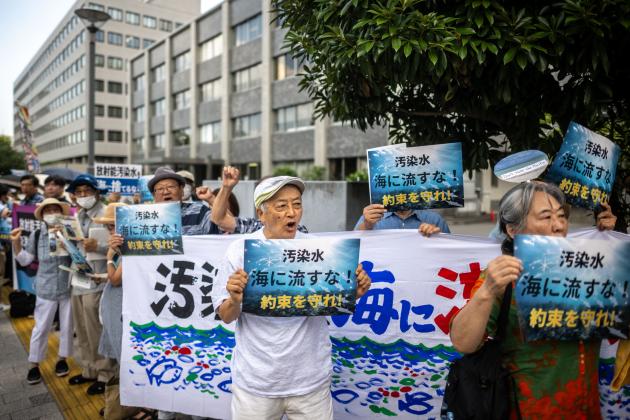 Des manifestants participent à un rassemblement contre le projet du gouvernement japonais de rejeter les eaux usées de Fukushima dans l’océan, devant le bureau du premier ministre à Tokyo, le 18 août 2023. 