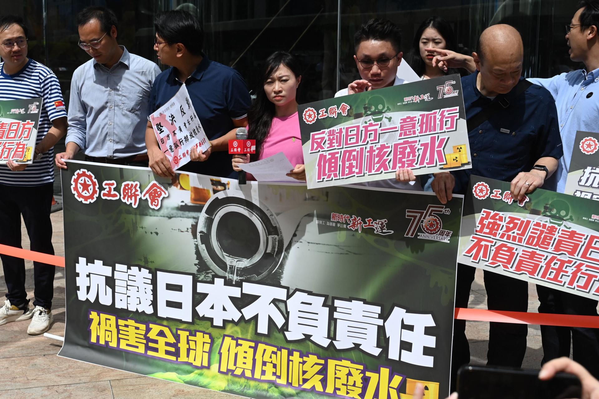 Des membres de la Confédération des syndicats de Hongkong manifestent devant le consulat du Japon, à Hongkong, après l’annonce de la date de rejet des eaux usées dans l’océan, le 22 août 2023. Sur la banderole, on peut lire : « Protestation contre l’irresponsabilité du Japon qui met en danger la planète en rejetant des eaux radioactives ».