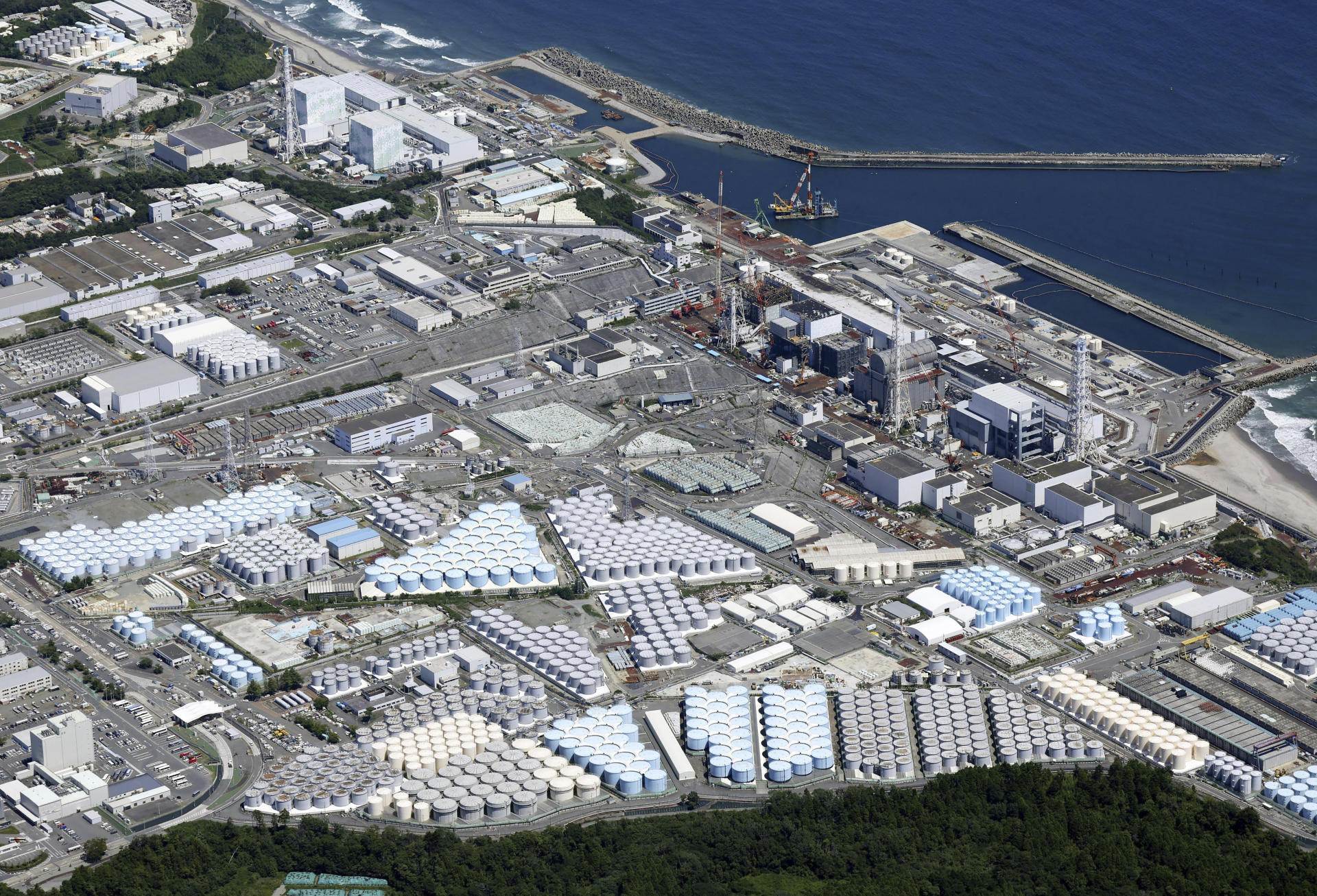 La centrale nucléaire de Fukushima-Daiichi, dans le nord du Japon, le 22 août 2023. En bas de l’image sont visibles les cuves où est stockée l’eau contaminée.