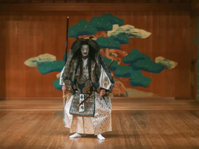 Kuroemon Katayama en costume et masque de « Funa-Benkei », sur scène à Kyoto (Japon), lors de la dernière répétition pour Paris, le 28 août 2023.