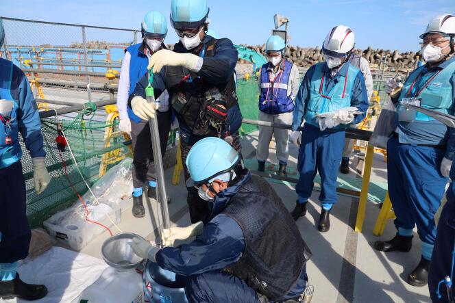 Cette image diffusée le 3 octobre 2023 par Tepco, l’opérateur de la centrale de Fukushima, au Japon, montre des experts analysant les eaux sur le site.