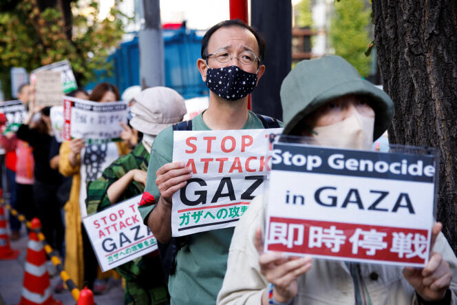 Manifestation en faveur des Palestiniens à Gaza le premier jour de la réunion des ministres des affaires étrangères du G7, à Tokyo, au Japon, le 7 novembre 2023.