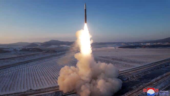 Cette photographie non datée diffusée par l’agence de presse étatique nord-coréenne KCNA montre un tir de missile Hwasong-18 en Corée du Nord.